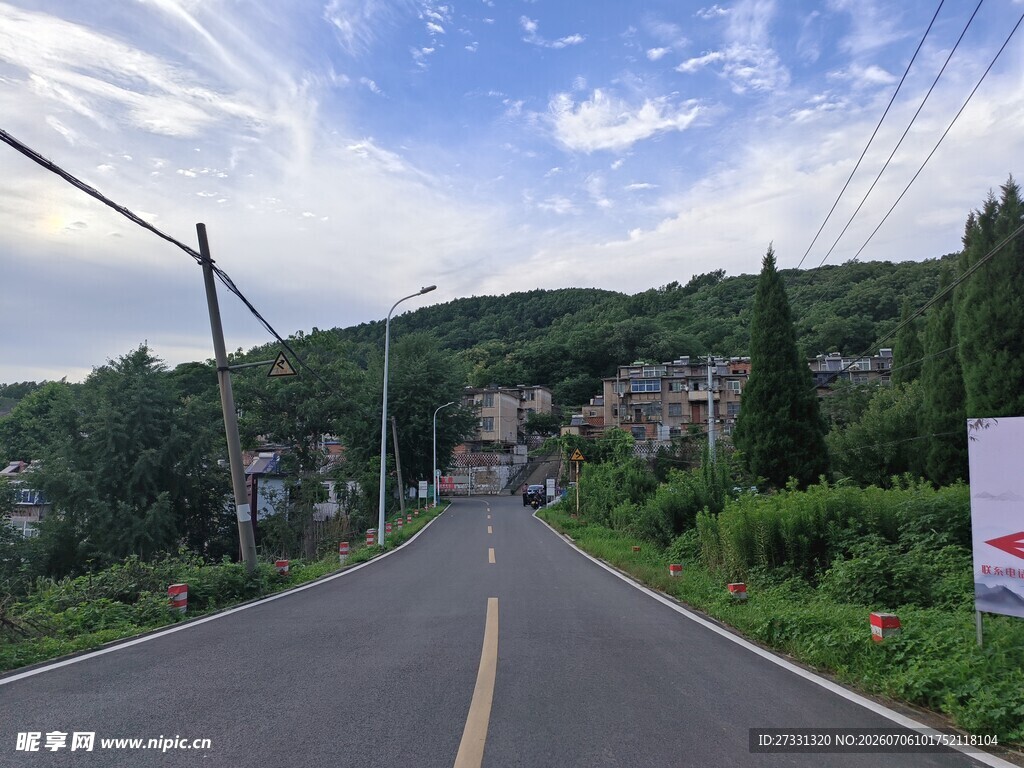 乡村公路旁景色宜人