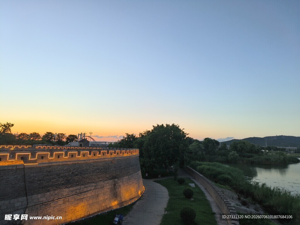 夕阳下的河畔城墙美景