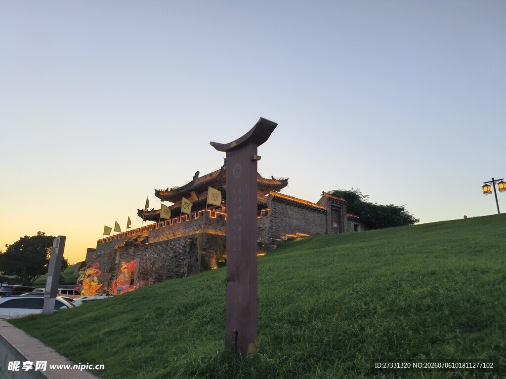 黄昏下的中式建筑与雕塑