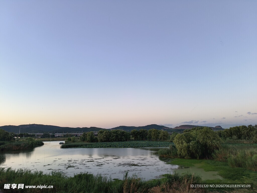 湖畔黄昏美景