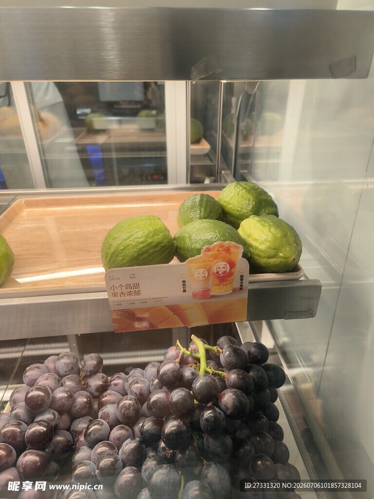 冰箱内的多样新鲜果蔬