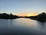 夕阳下宁静的河畔风光