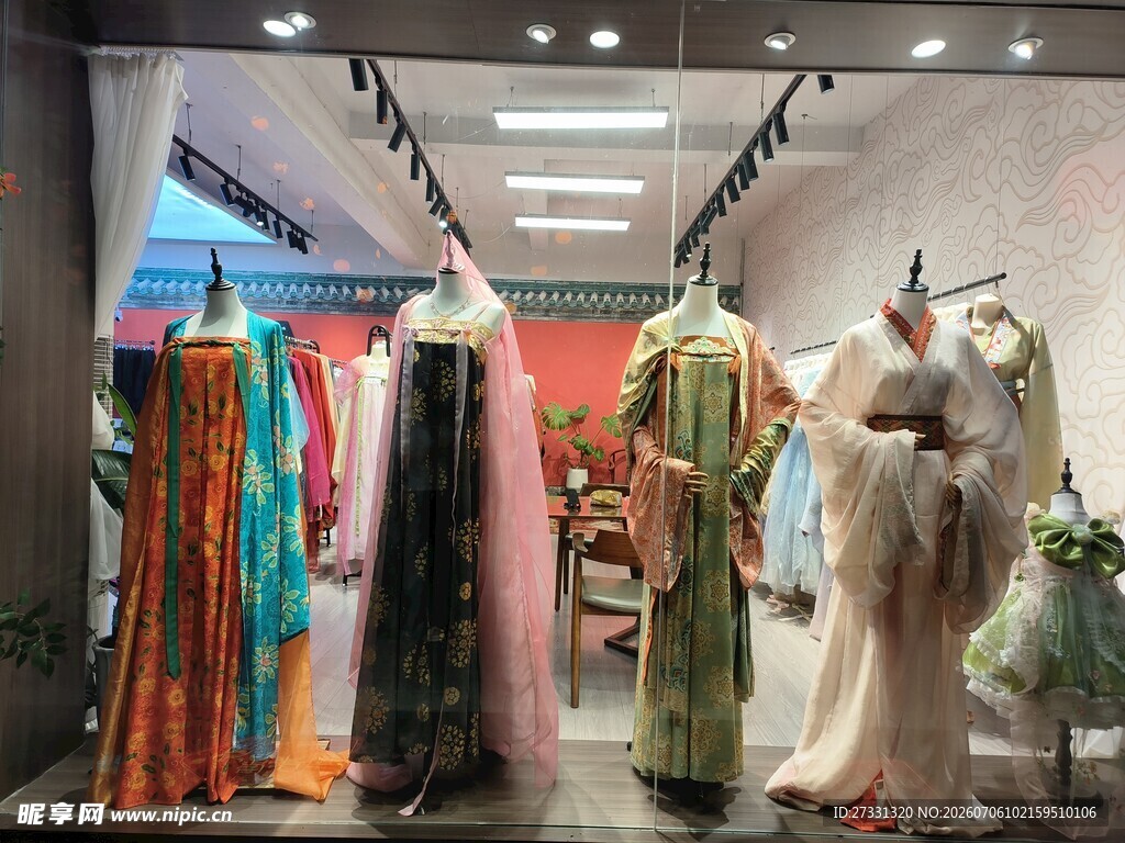 时尚服装店多彩服饰陈列