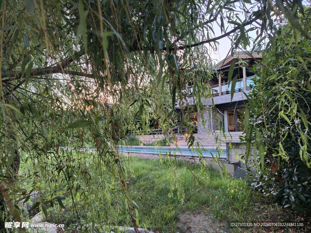 林间静谧小屋