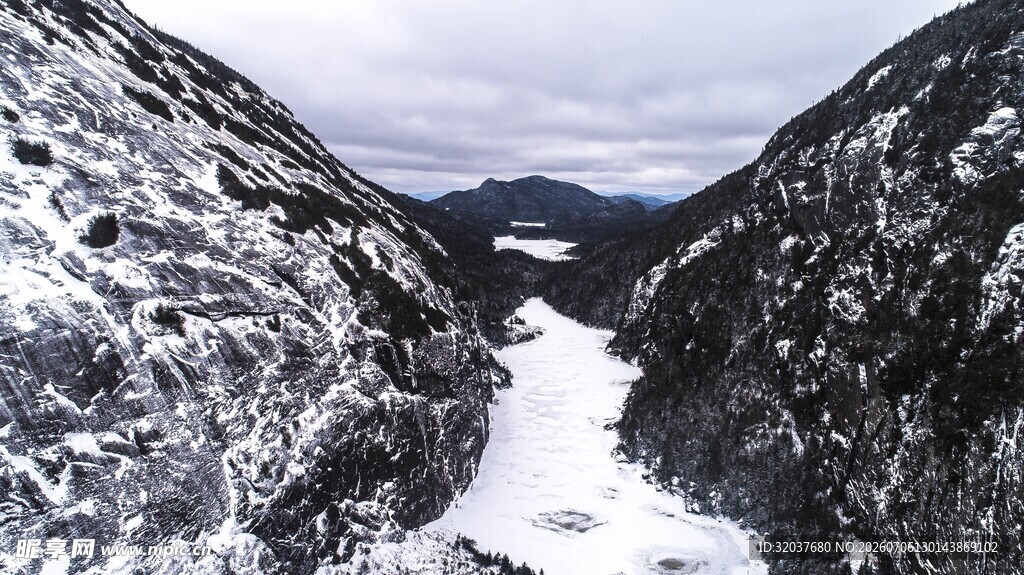 雪山峡谷壮丽自然景观