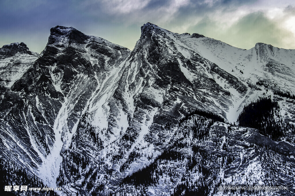 巍峨雪山壮丽景致
