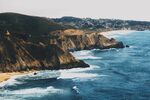 海岸风光海浪拍击嶙峋峭壁