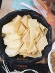 黑色容器中的切片食物