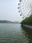湖畔摩天轮美景