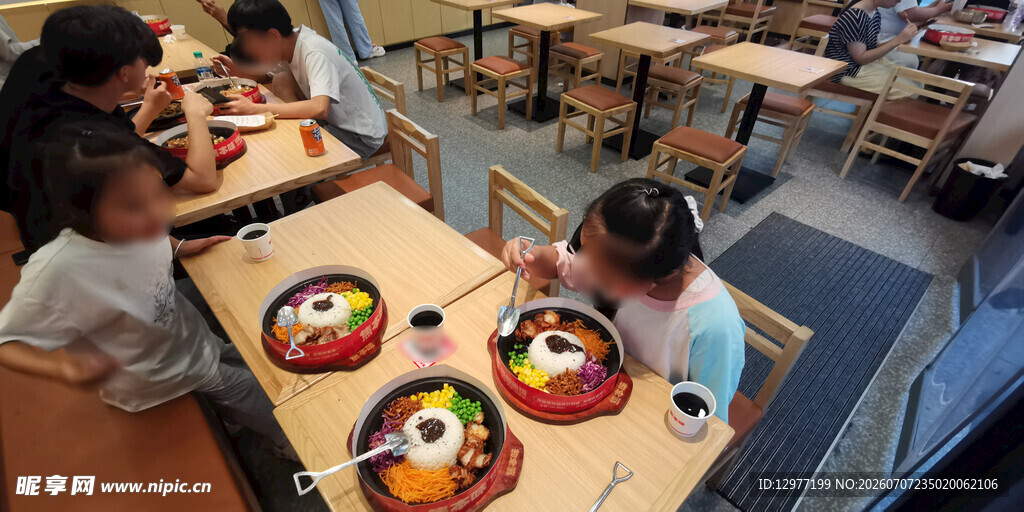 幼儿在教室开心用餐