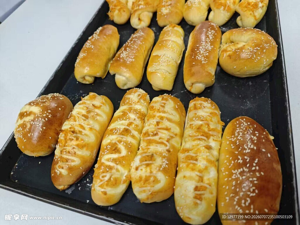 多样美味面包整齐摆放