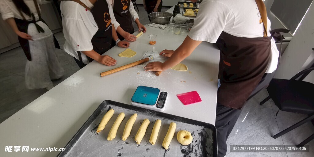 烘焙师们在工作台制作糕点