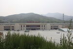 山脚下的大型建筑景观