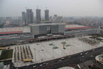 城市广场与远处高楼景观
