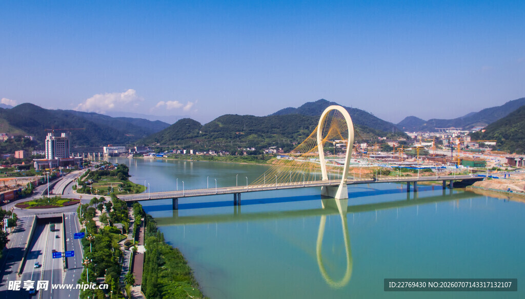 城市河畔弧形桥梁美景