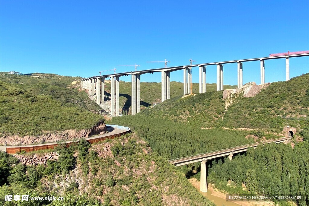 壮丽高架桥横跨山谷