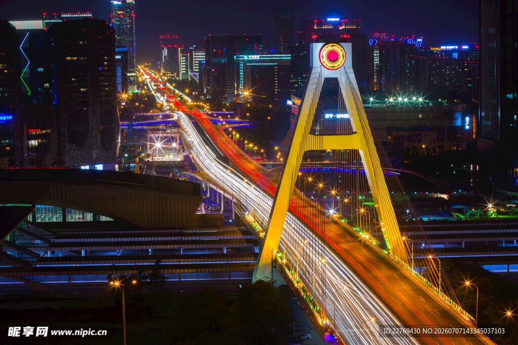 城市夜景中的高架桥
