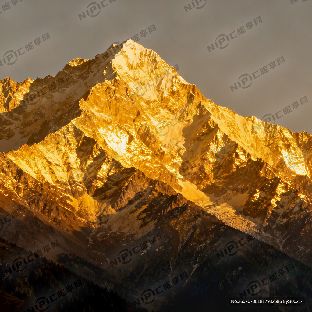 高清金山山脉 像黄金一样