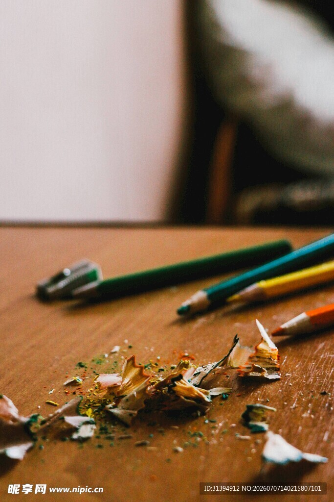 彩色铅笔与削下的笔屑
