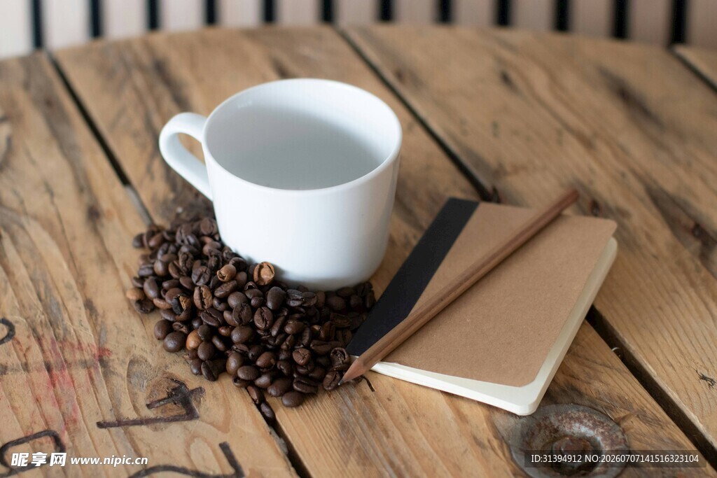 木质桌上的咖啡杯与书籍