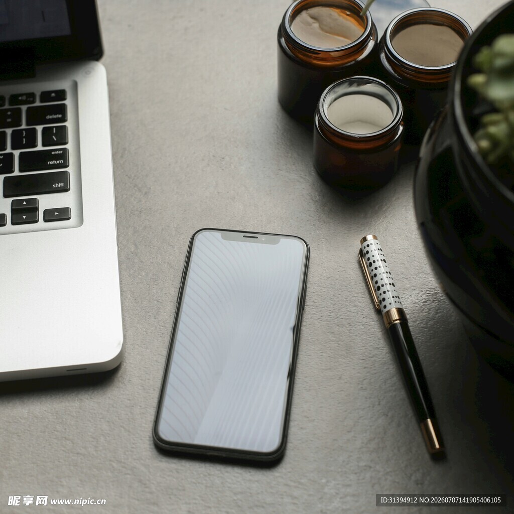 办公桌面的数码与饮品