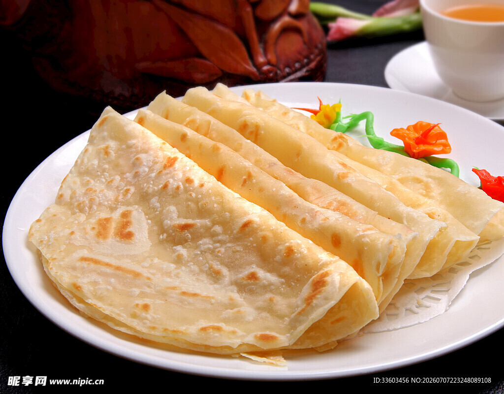 美味煎饼摆于盘中