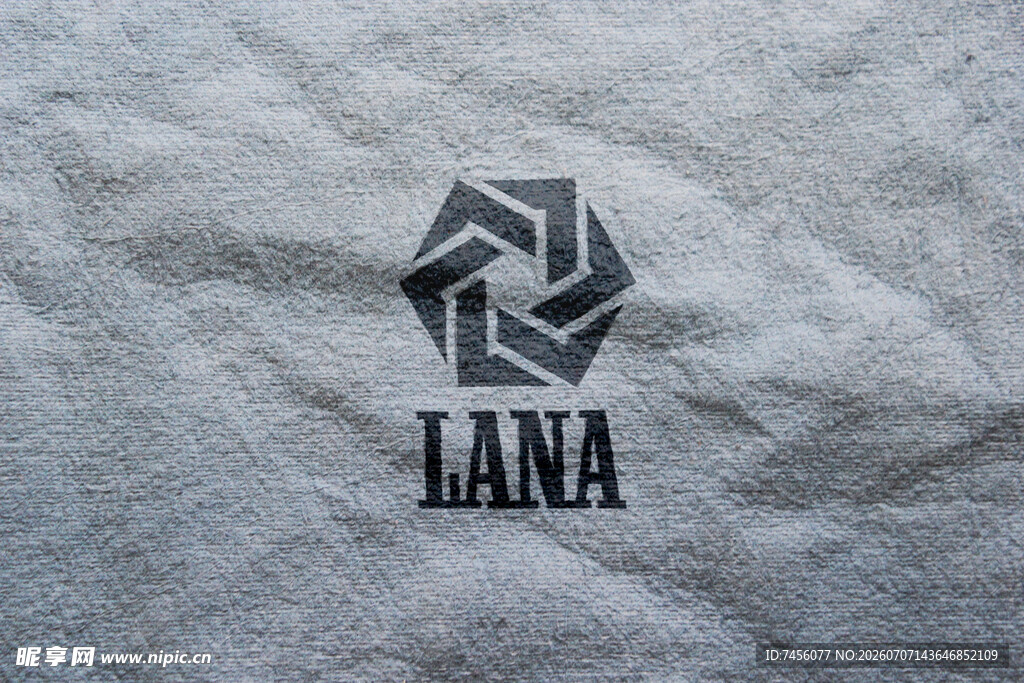 灰色布料上的LANA标志
