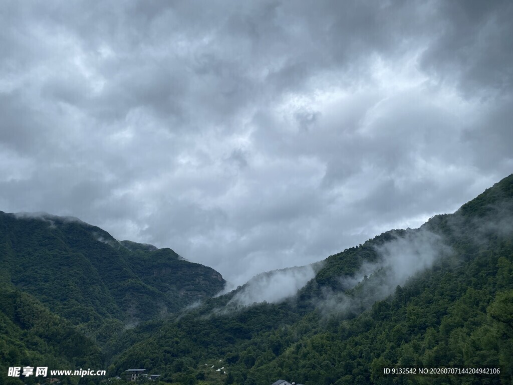 云雾缭绕的山间美景