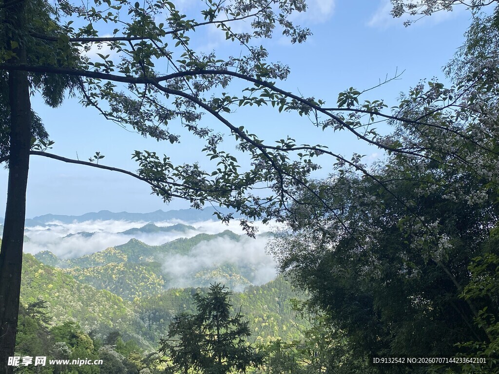 山间云雾缭绕的秀丽景致