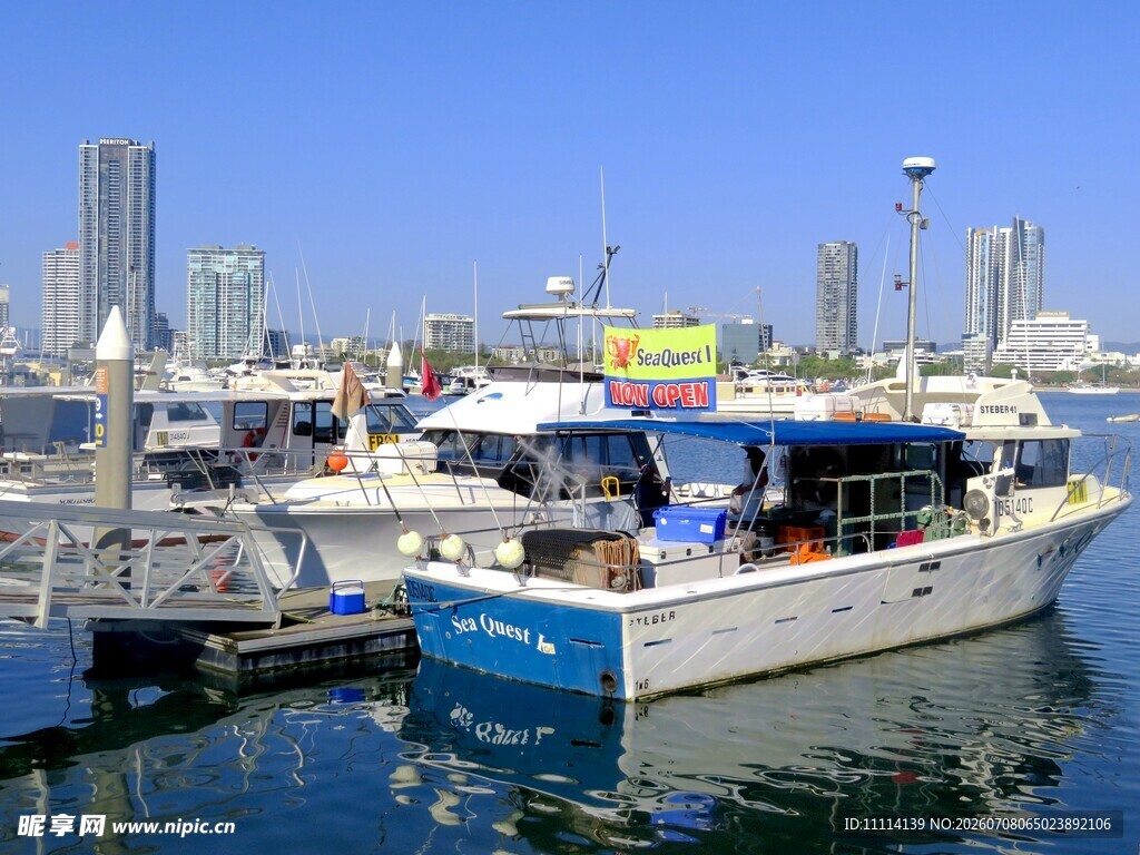 黄金海岸港口停泊的多彩船只