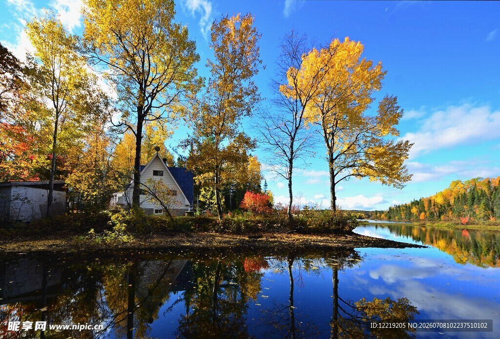 秋日湖畔美景