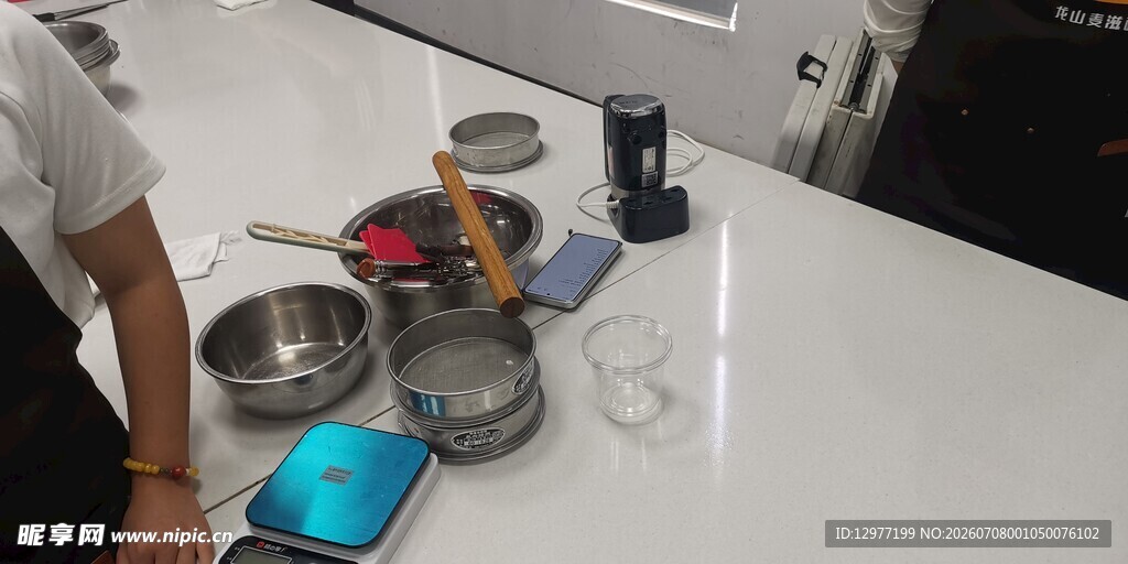 厨房杂乱场景中的多样物品
