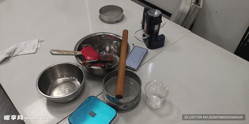 厨房台面杂乱的烹饪器具