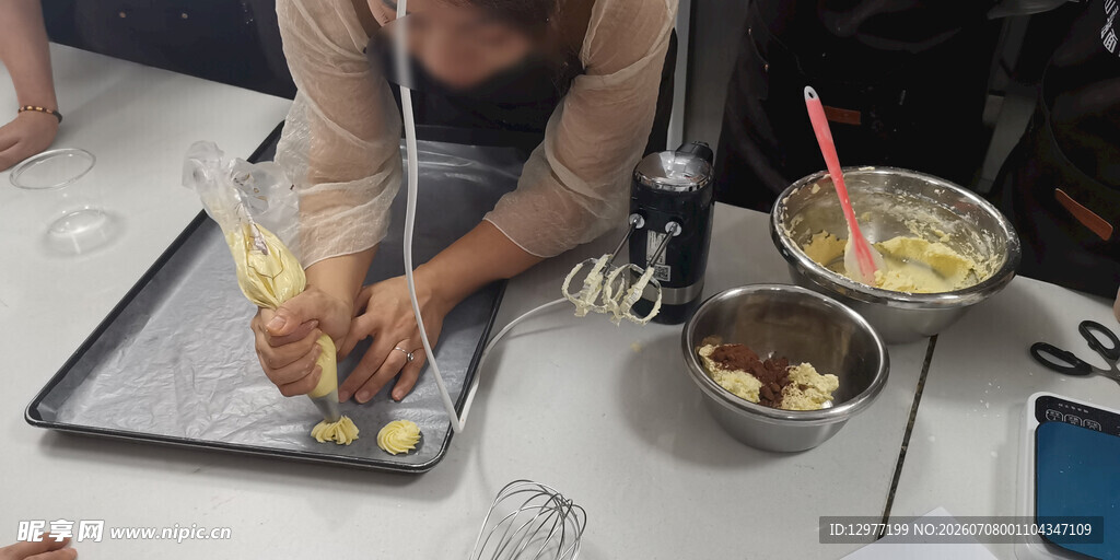 女性专注制作美食画面
