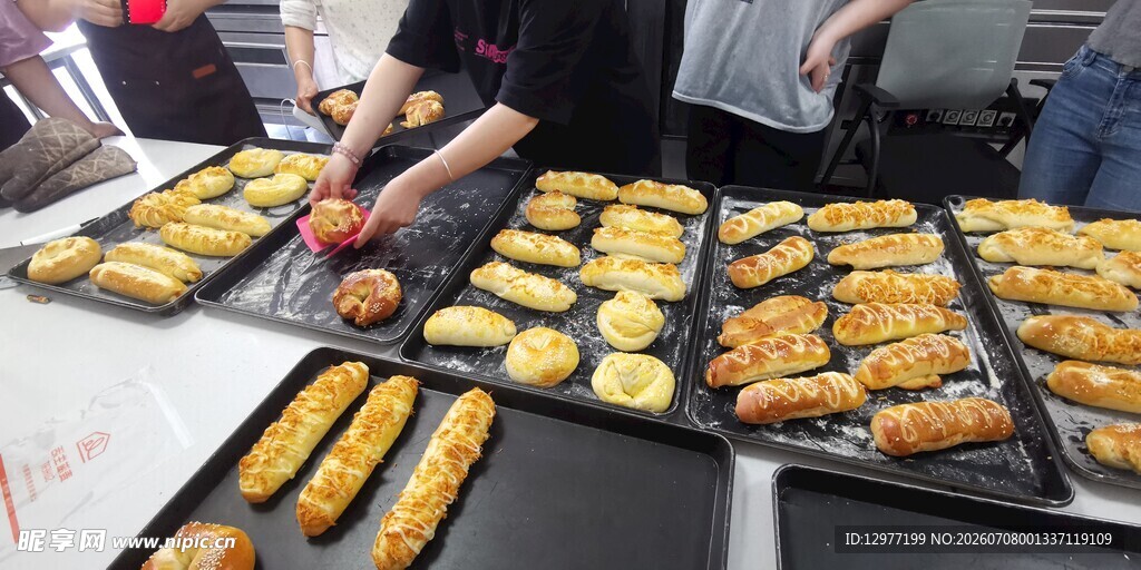 多样美味糕点整齐陈列