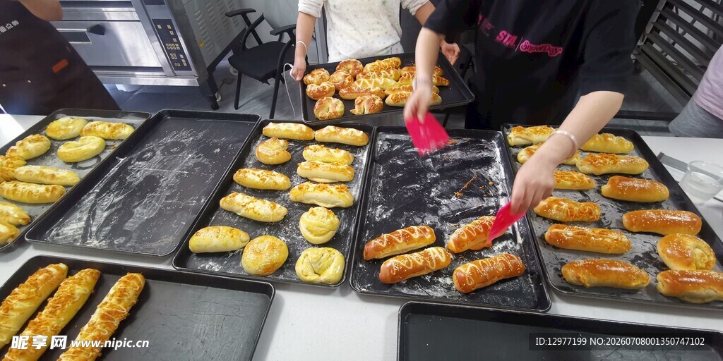 多样美食陈列的小吃摊位