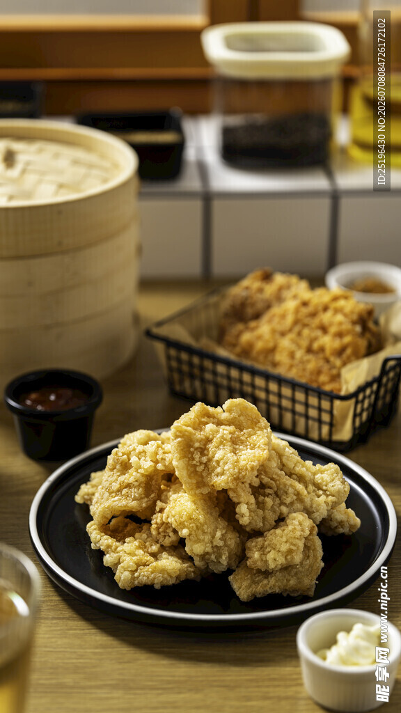锅包肉美味炸鸡摆放在餐桌