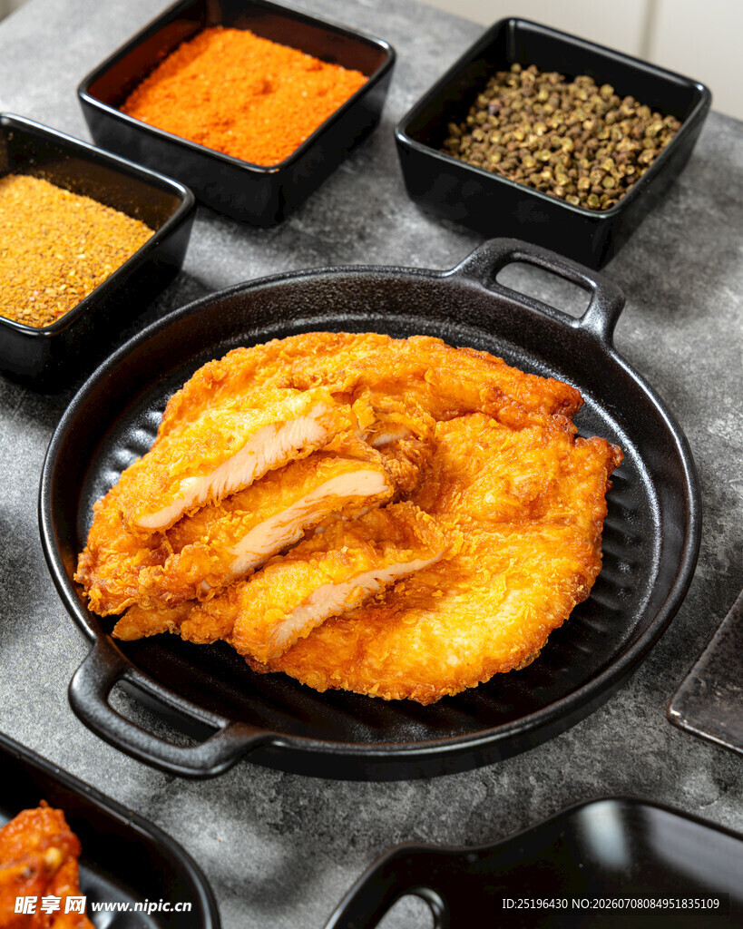 香酥炸鸡排搭配多样调料