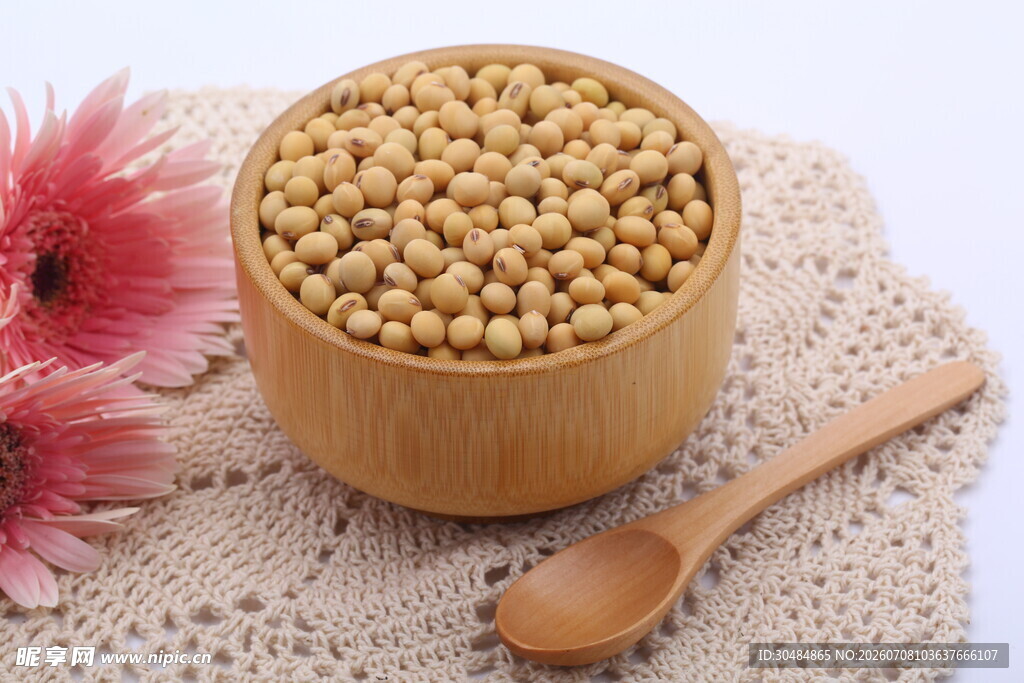 木碗中的饱满黄豆