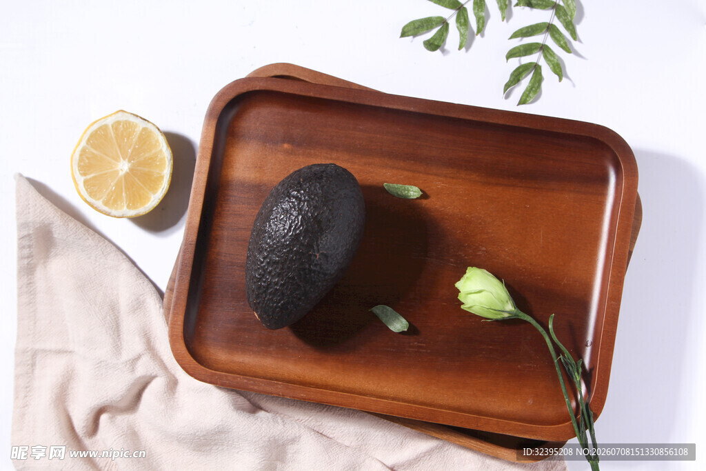 木质托盘上的牛油果及装饰