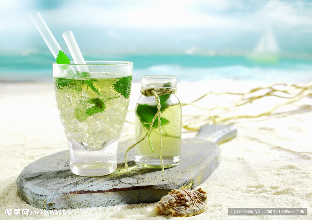 海滩上的清爽薄荷鸡尾酒
