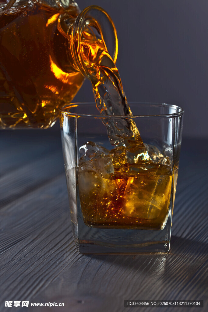 琥珀色酒液倾入方形玻璃杯