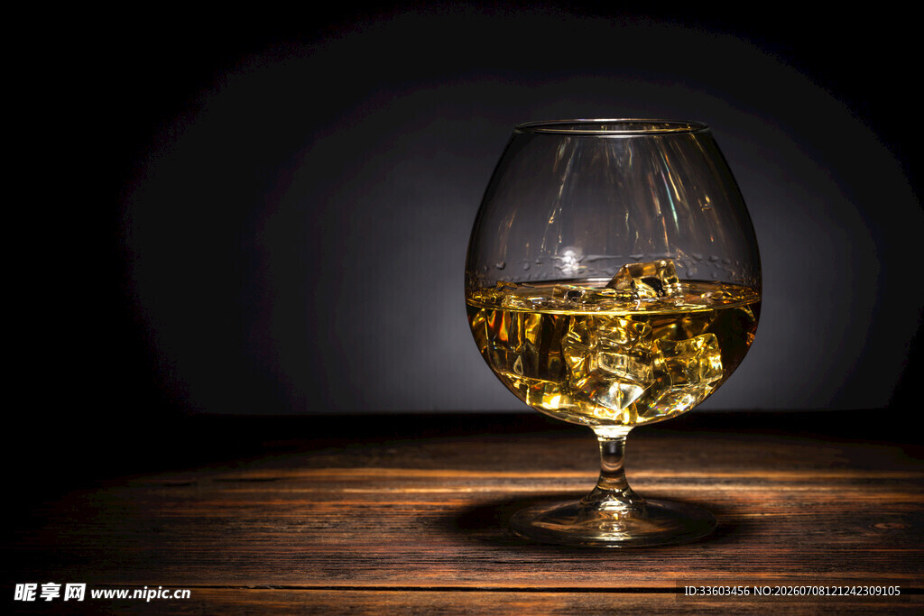 木质桌上的威士忌酒杯