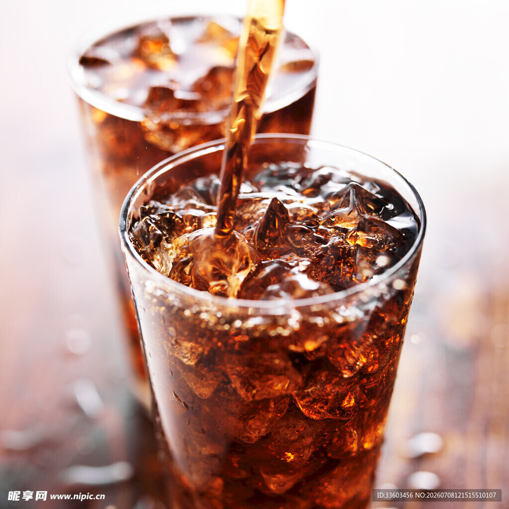 冰爽可乐倒入玻璃杯
