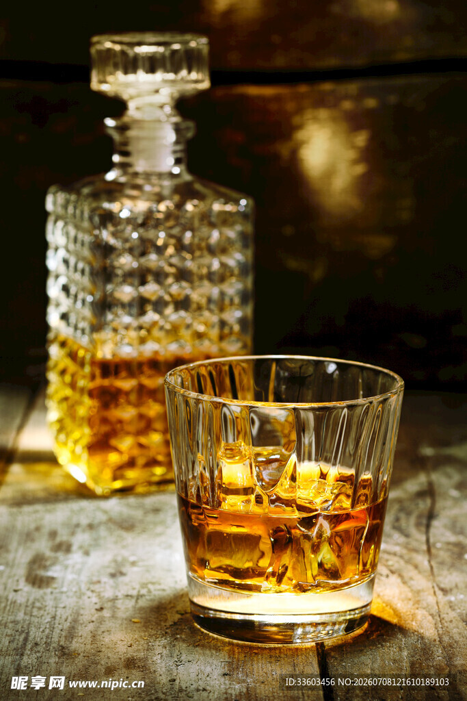 精致威士忌酒瓶与酒杯