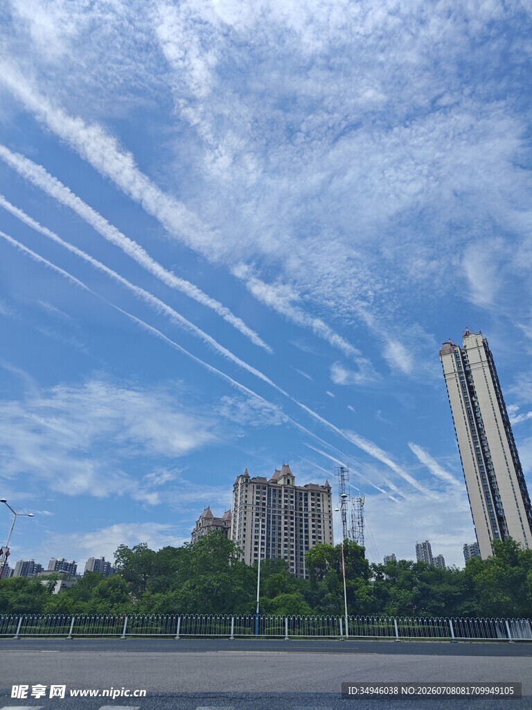 城市天际线与晴空云彩