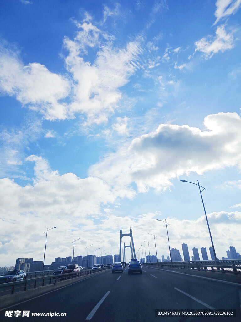蓝天白云下的城市桥梁