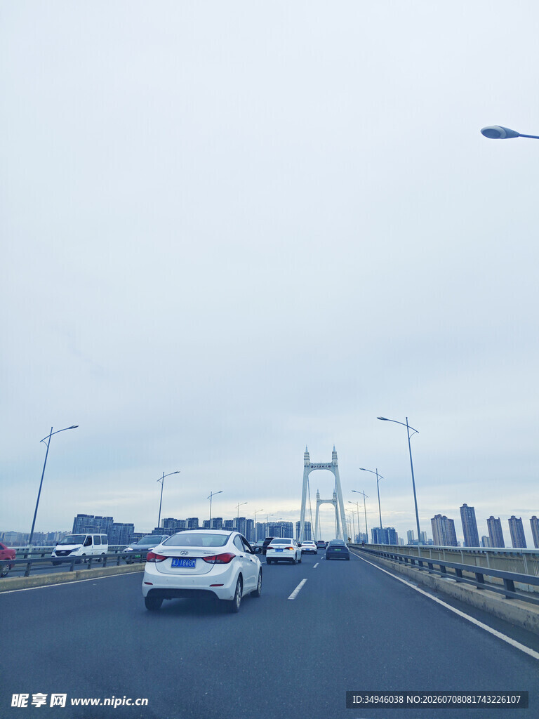 公路上行驶的车辆