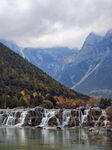 秋日山水间的灵动瀑布