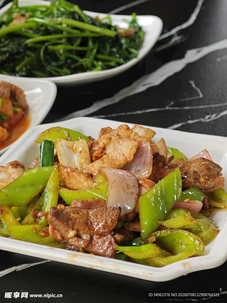 青椒炒肉与蔬菜美味组合
